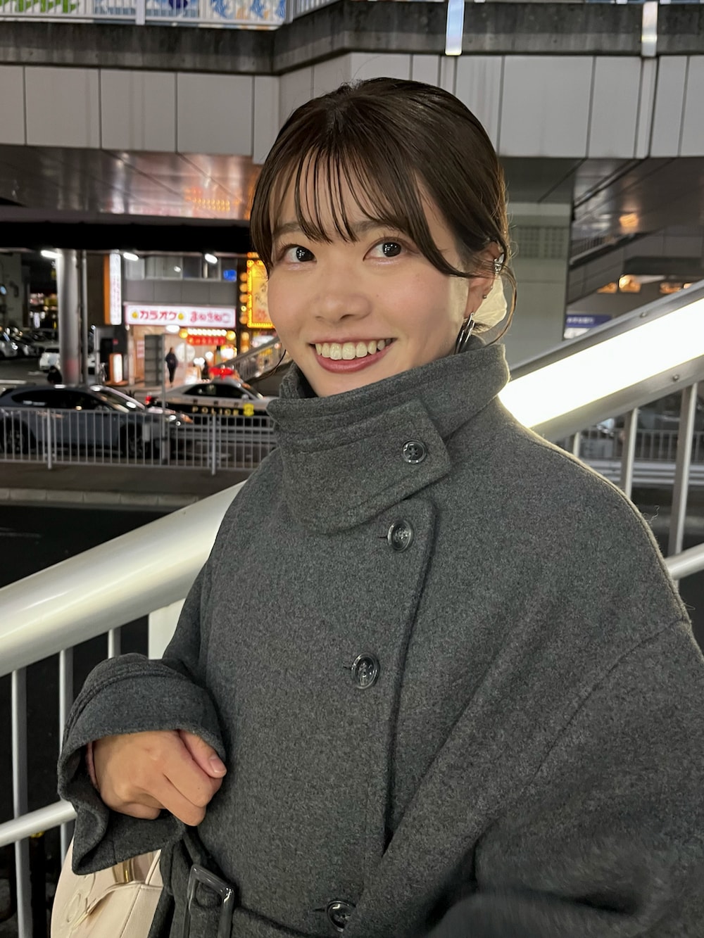 「あったかコーデ、ファッションを楽しもう、秋服、スカートスタイル、ootd、低身長女子、デート、大人ファッション、デートコーデ、ミニバッグ、クリスマスに着たい服、クリスマス、冬服」｜「Chicoの【WEB限定/REVIVAL】スタンドカラーミドル丈オーバーコート（チェスターコート、グレー系）」を使った、hichanさん（レディース・156cm）の秋コーディネートの2枚目の写真