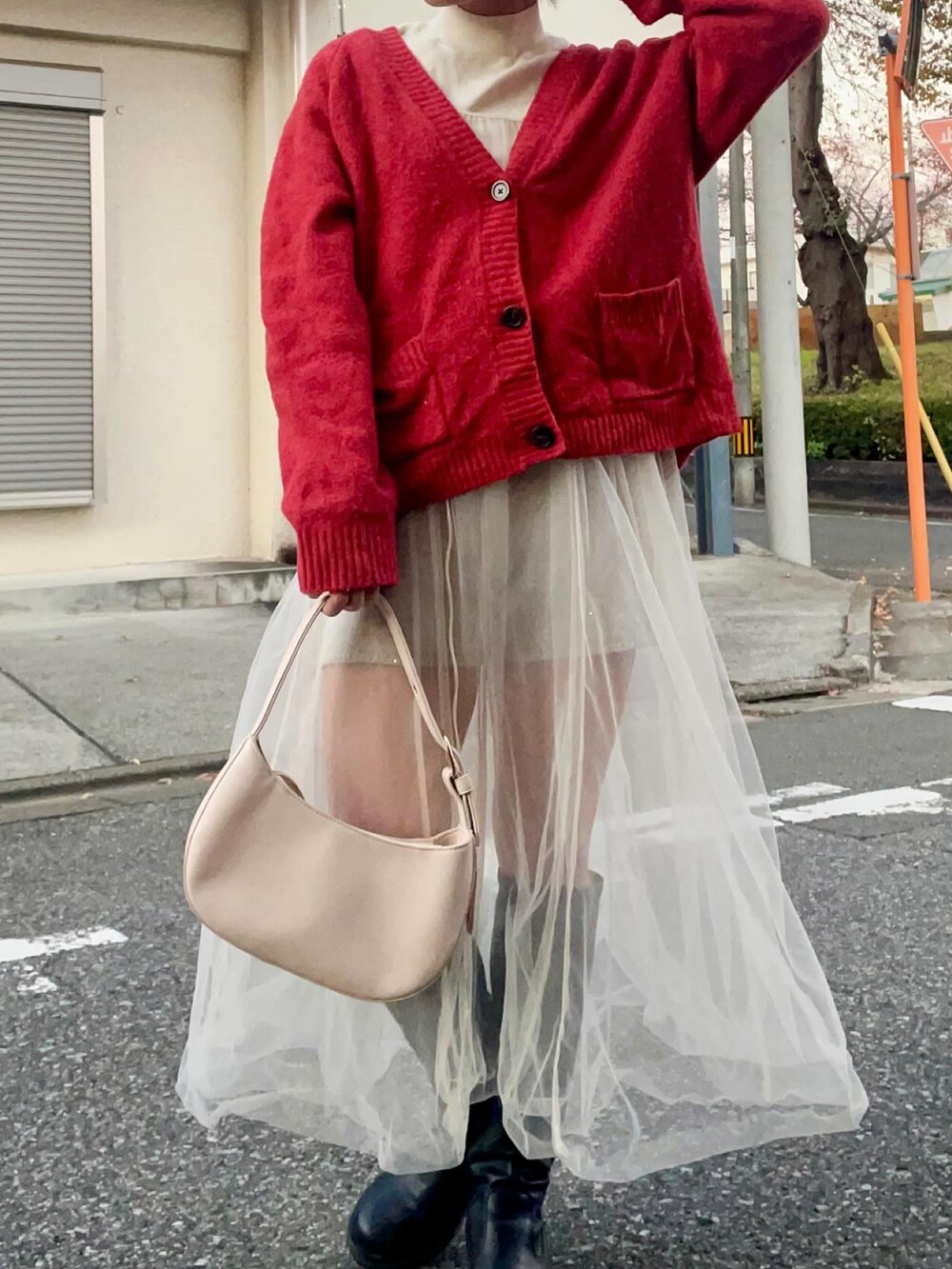「ファッションを楽しもう、秋冬コーデ、お出かけコーデ、冬のコーデ、大人女子、クリスマス、クリスマスに着たい服、クリスマスカラー、デート、デートスタイル（WOMEN）、ロングブーツ、レイヤードスタイル、骨格ナチュラル、大学生、大学生コーデ」｜「UNIQLOのアイテム（カーディガン/ボレロ、レッド系）」を使った、hichanさん（レディース・156cm）の秋コーディネートの3枚目の写真