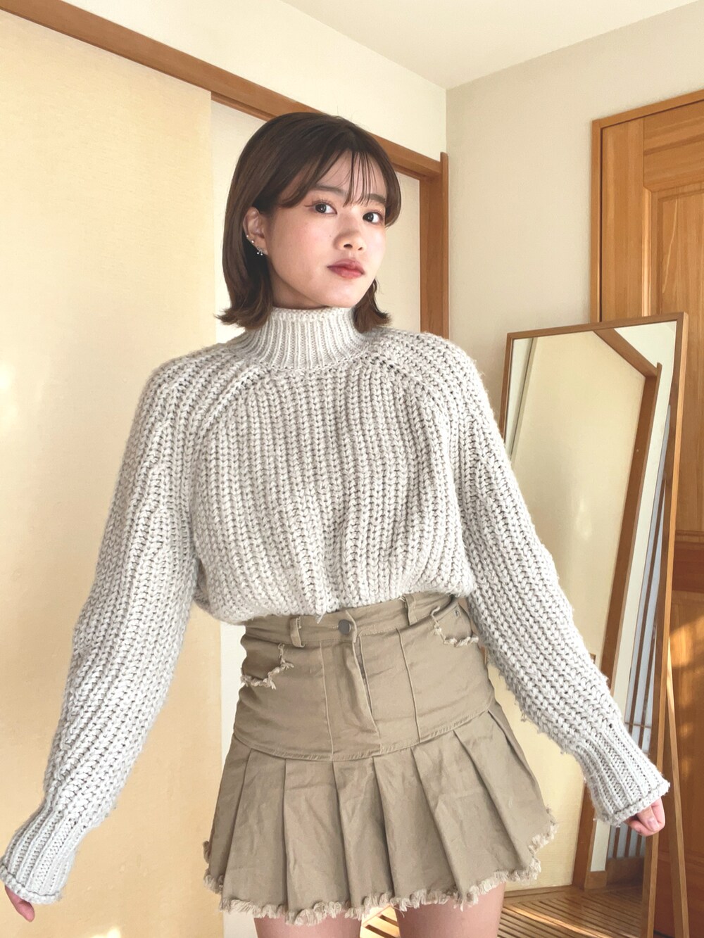 「ファッションを楽しもう、おでかけコーデ、オトナカジュアル、おしゃれさんと繋がりたい、低身長女子、秋服、プチプラコーデ、韓国ファッション、冬ファッション、骨格ナチュラル、ロングブーツ、デート/ロマンティック、デート、スカートコーデ、淡色コーデ」｜「H&Mのアイテム（ニット/セーター、ベージュ系）」を使った、hichanさん（レディース・156cm）の秋コーディネートの3枚目の写真