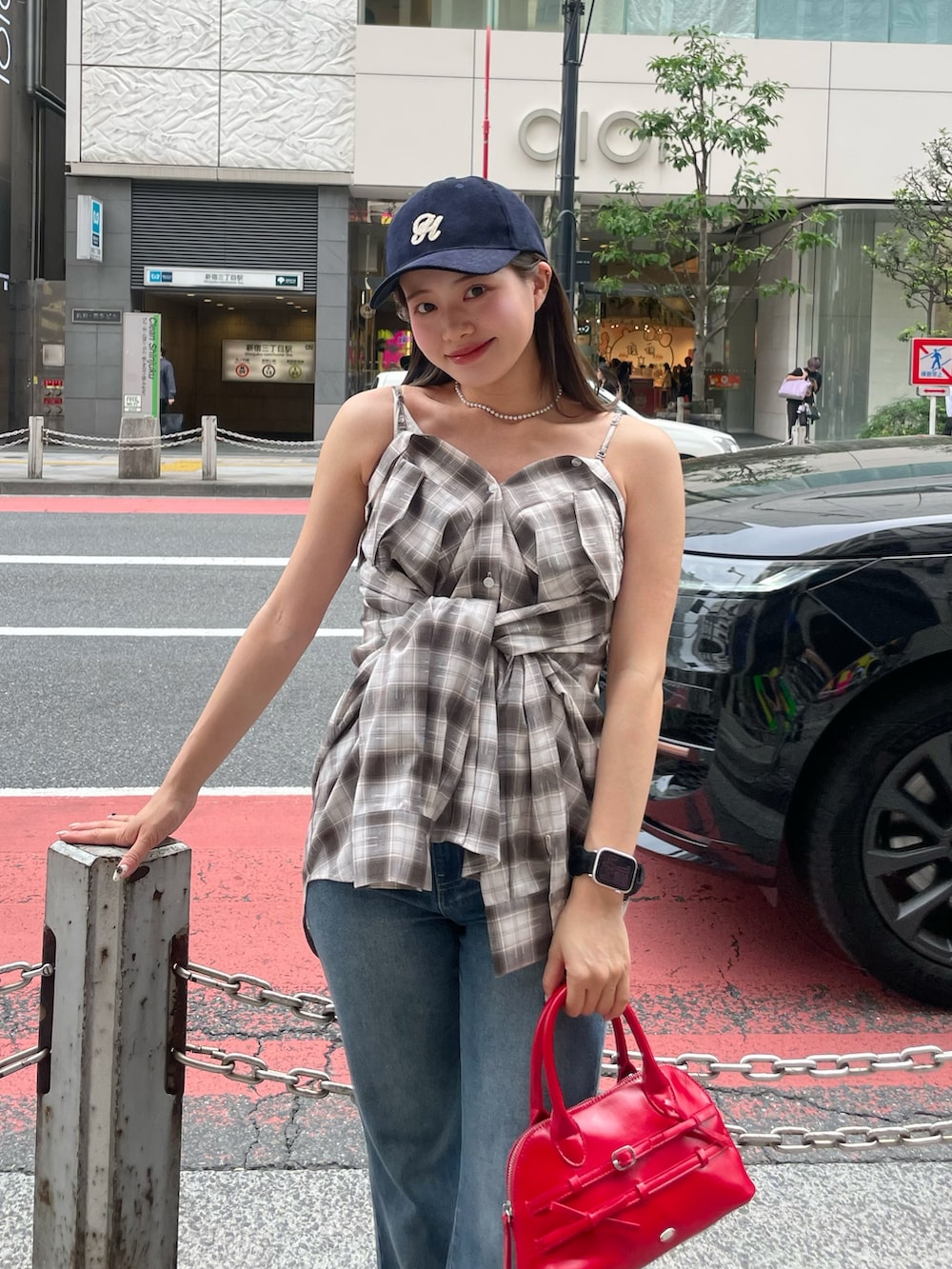 「柄シャツ、レイヤードスタイル、サンダル、チェックシャツ、チェックシャツワンピース、チェックシャツコーデ、チコ、フレアパンツ、フレアデニム」｜「Chicoの【WEB限定新色追加】2WAYオーバーチェックシャツ（シャツ/ブラウス、ベージュ系）」を使った、hichanさん（レディース・156cm）の夏コーディネートの3枚目の写真