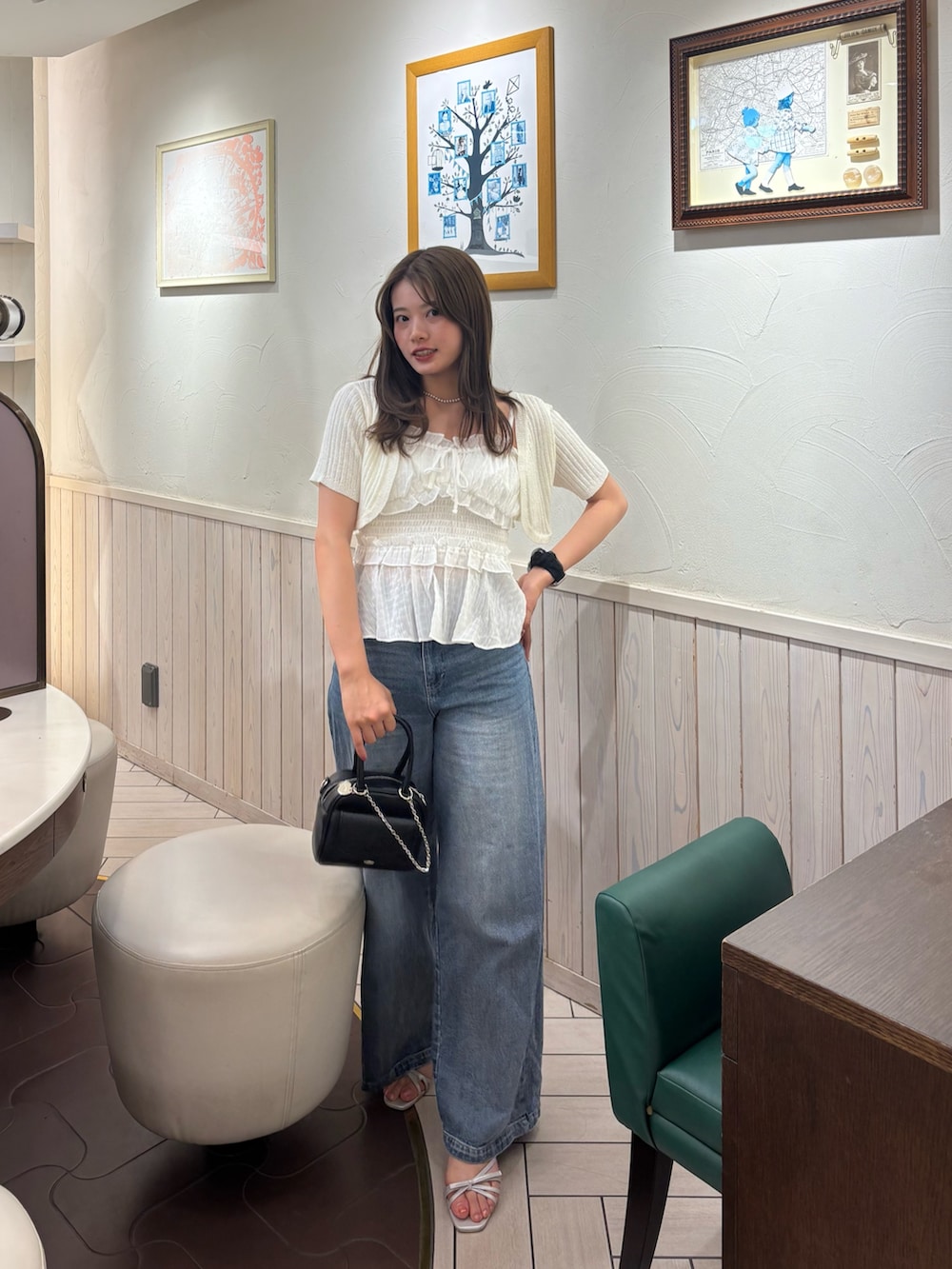 「ペプラムブラウス、ぺプラムブラウス、ぺプラムトップス、ぺプラム、ペプラム、ブラウス×デニム、ブラウスコーデ、ブラウス、ブラウス×パンツ、ボレロ、カーディガン、カーディガンコーデ」｜「Chicoのフラップミニボストンバッグ（ボストンバッグ、ブラック系）」を使った、hichanさん（レディース・156cm）の夏コーディネートの4枚目の写真