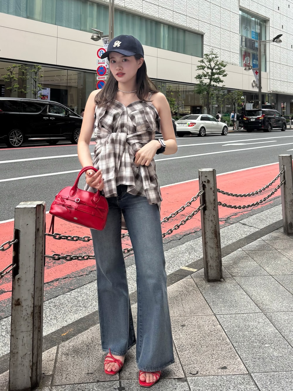 「柄シャツ、レイヤードスタイル、サンダル、チェックシャツ、チェックシャツワンピース、チェックシャツコーデ、チコ、フレアパンツ、フレアデニム」｜「Chicoの【WEB限定新色追加】2WAYオーバーチェックシャツ（シャツ/ブラウス、ベージュ系）」を使った、hichanさん（レディース・156cm）の夏コーディネートの2枚目の写真