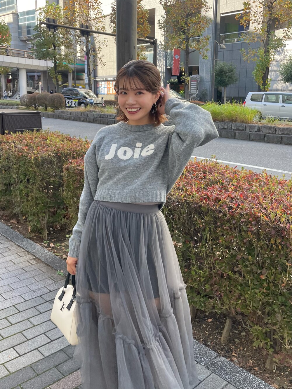「ファッションを楽しもう、おでかけコーデ、シンプルスタイル、ゆったりコーデ、大人コーデ、お洒落さんとつながりたい、きれいめカジュアル、ワントーンコーデ、クリスマスに着たい服、今日のコーデ、クリスマスコーデ、レイヤード、カラーニット、ディズニーコーデ、新星WEARISTAにエントリー」｜「Chicoのサガラ刺繍ドルマンニット（ニット/セーター、グレー系）」を使った、hichanさん（レディース・156cm）の秋コーディネートの2枚目の写真