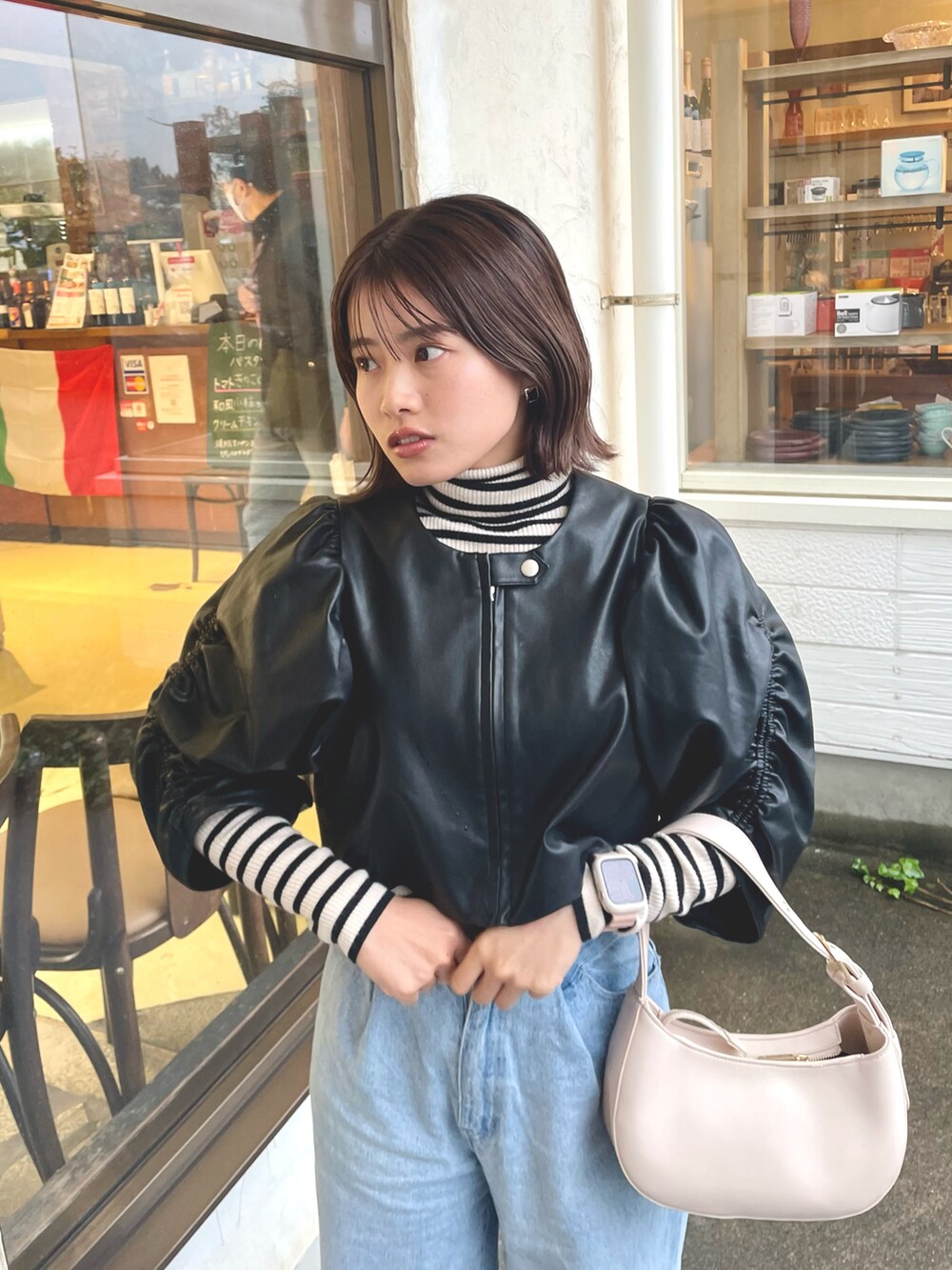 「似合うラボに行こう、レイヤードスタイル、春コーデ、オトナカジュアル、カジュアルコーデ、おしゃれさんと繋がりたい、スニーカー、デニム、大人カジュアル、きれいめカジュアル、いいね、save、フォローお願いします🤑、ニット、シンプルコーデ、低身長」｜「Chicoの【2サイズ展開/2024SS】ハートプリントボックスワイドデニムパンツ（デニムパンツ、ブルー系）」を使った、hichanさん（レディース・156cm）の冬コーディネートの2枚目の写真