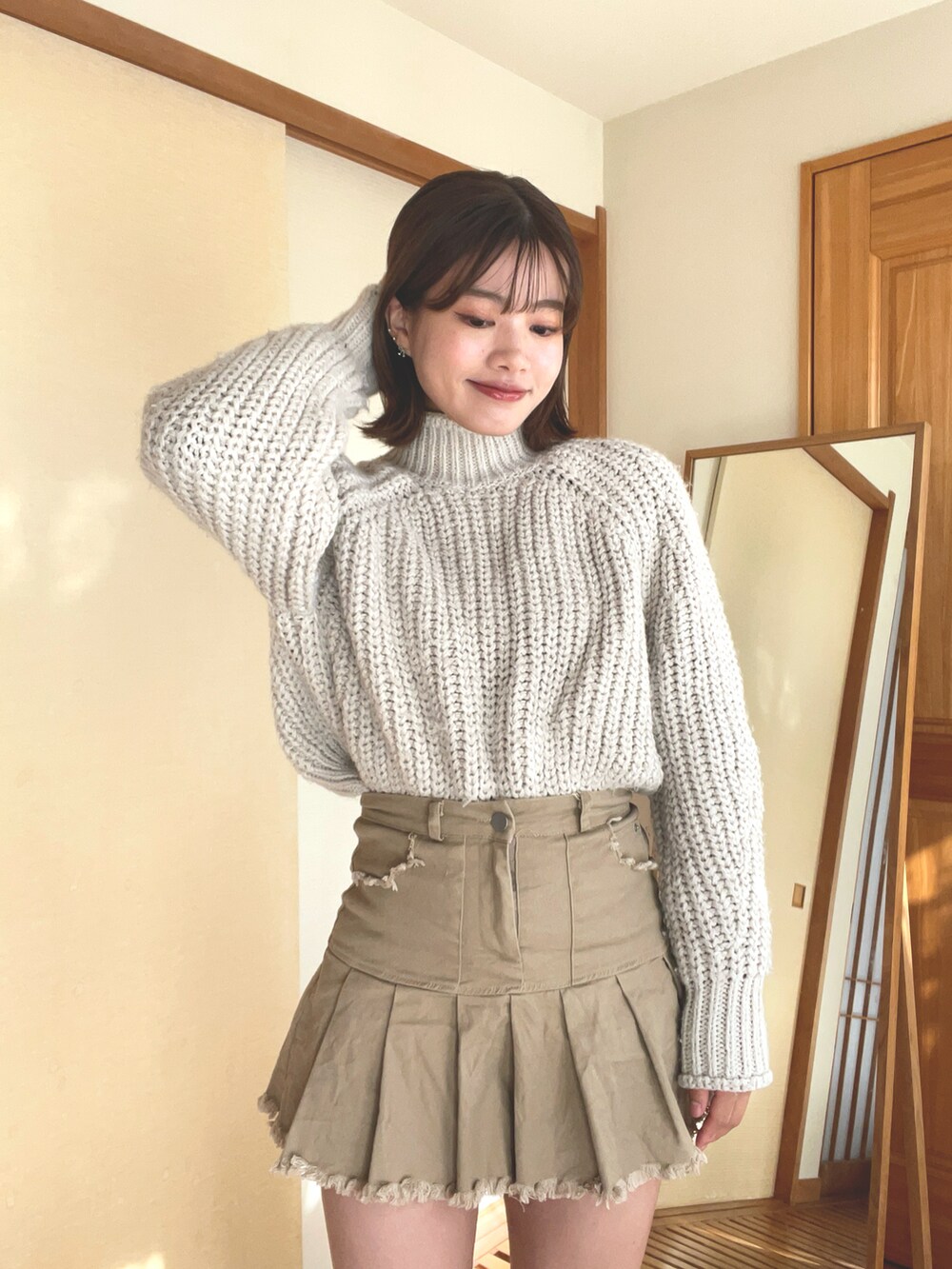 「ファッションを楽しもう、おでかけコーデ、オトナカジュアル、おしゃれさんと繋がりたい、低身長女子、秋服、プチプラコーデ、韓国ファッション、冬ファッション、骨格ナチュラル、ロングブーツ、デート/ロマンティック、デート、スカートコーデ、淡色コーデ」｜「H&Mのアイテム（ニット/セーター、ベージュ系）」を使った、hichanさん（レディース・156cm）の秋コーディネートの4枚目の写真