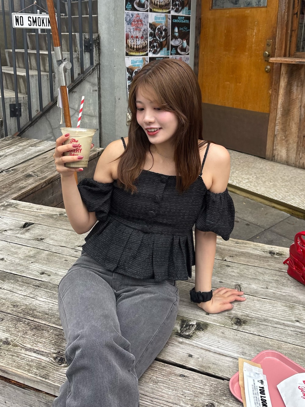 「サンダル、夏コーデ、韓国ファッション、デートコーデ、大人コーデ、夏服、オトナカジュアル、大人可愛い、楽チンコーデ、大人かわいい、デニムコーデ、キレイめ、シンプルスタイル、ブラウスコーデ、ぺプラムトップス」｜「Chicoの【新色追加】ポケット刺繍タイトフレアデニム（デニムパンツ、グレー系）」を使った、hichanさん（レディース・156cm）の夏コーディネートの4枚目の写真