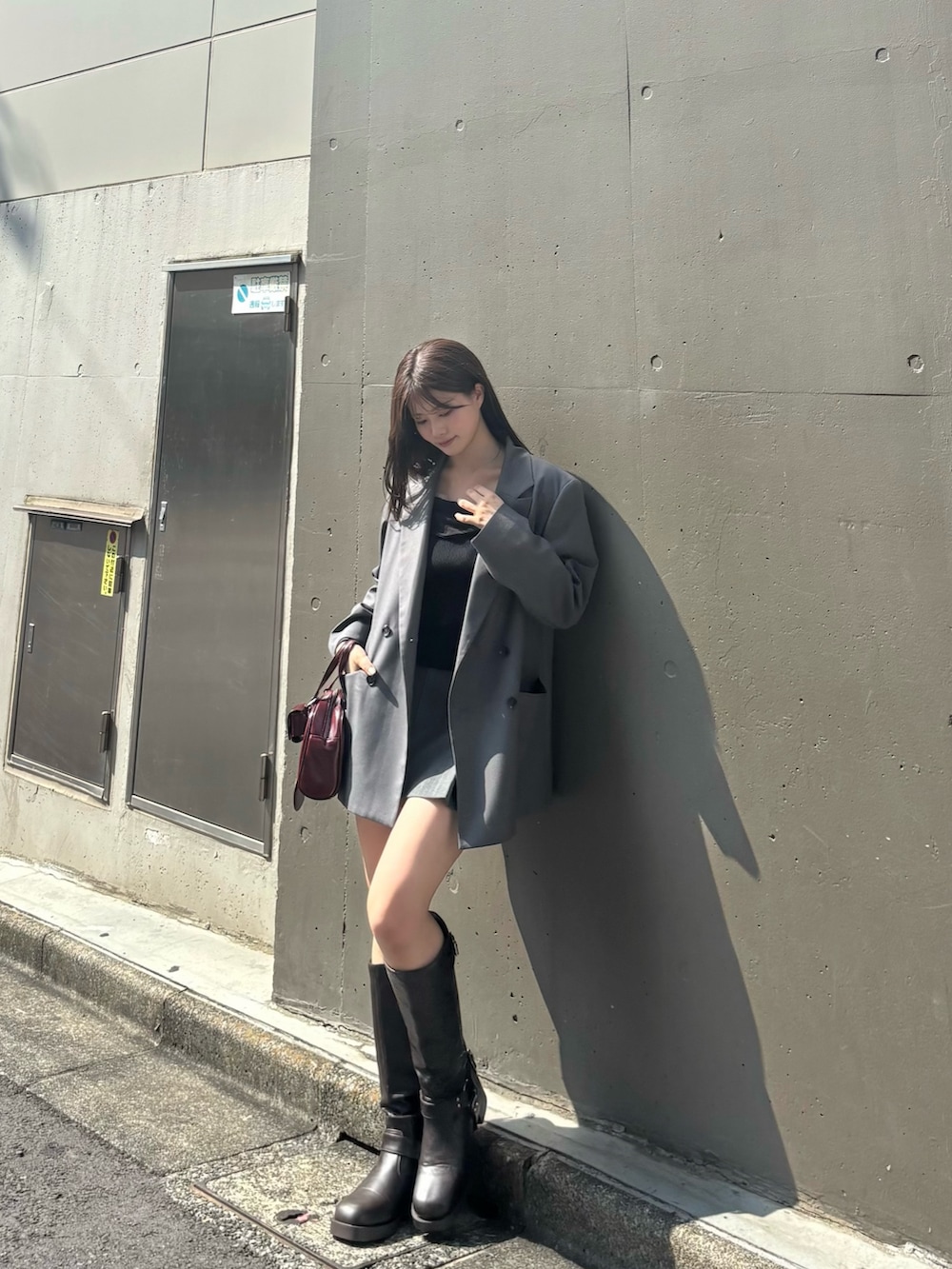 「モノトーン、ミニスカート、レイヤードスタイル、ジャケットスタイル、ジャケットコーデ、ジャケット、ジャケット/アウター、ジャケット 、お出かけコーデ、オトナカジュアル、着回しコーデ、秋先取りコーデ、大人かわいい、秋、モノトーンコーデ」｜「Chicoのボックスプリーツレイヤードスカパン（スカート、グレー系）」を使った、hichanさん（レディース・156cm）の夏コーディネートの2枚目の写真