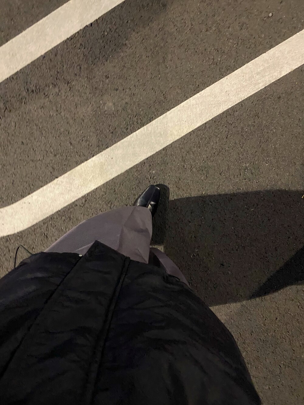 グレー系のサロペット/オーバーオール、ブルー系のニット/セーター、ブラック系のショルダーバッグを着用したレディースの冬コーディネートの3枚目の写真