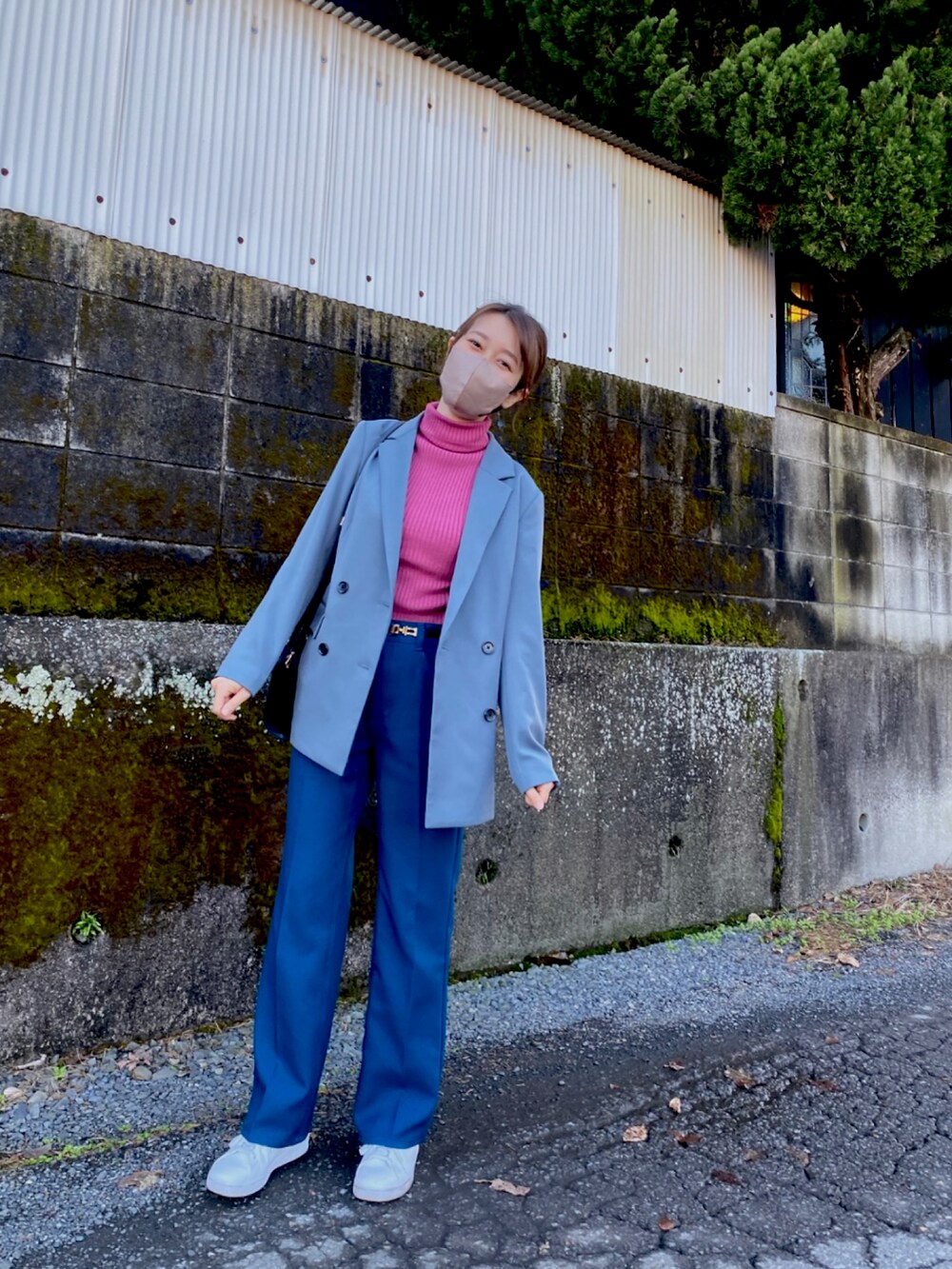 ピンク系のトップス、ブルー系のジャケット/アウター、ブルー系のパンツを着用したレディースの秋コーディネートの2枚目の写真