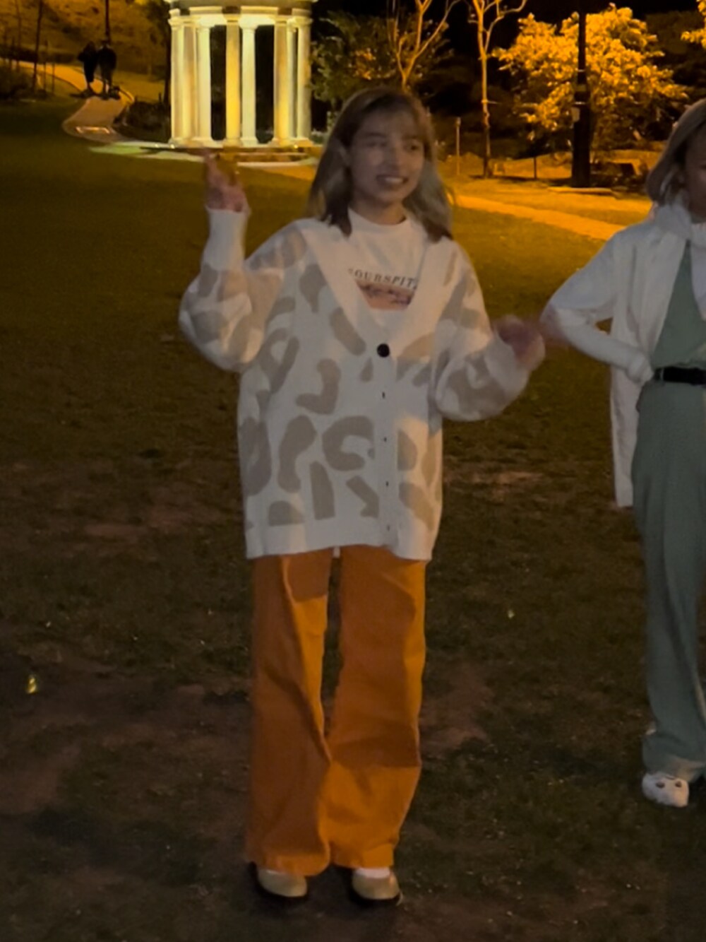 ベージュ系のカーディガン/ボレロ、ベージュ系のシューズ、オレンジ系のその他パンツを着用したレディースの春コーディネートの3枚目の写真