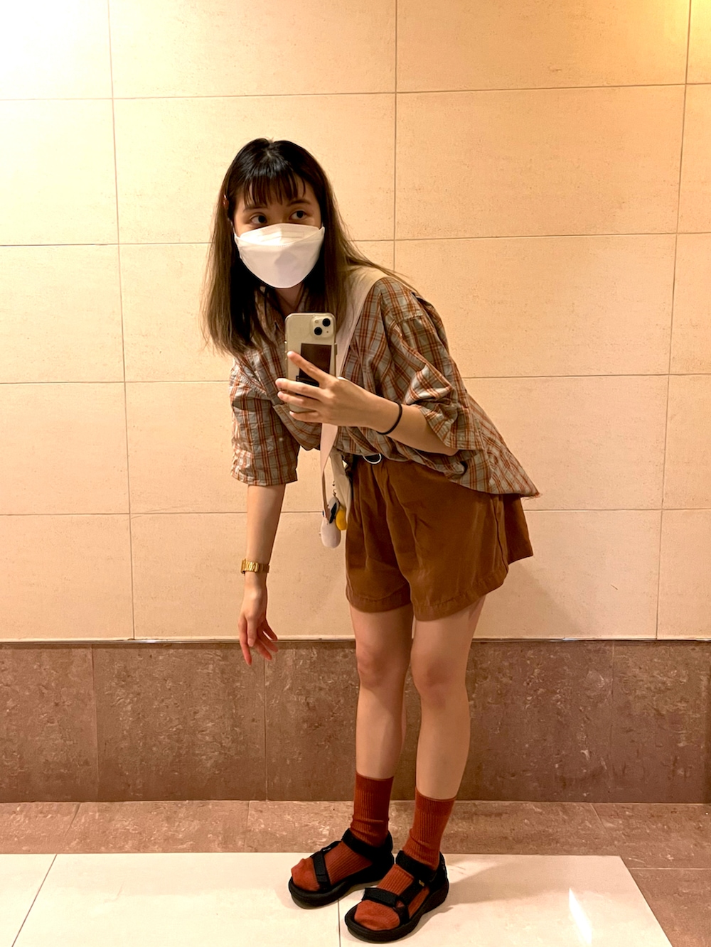 ブラック系のサンダル、ブラウン系のパンツ、オレンジ系のシャツ/ブラウスを着用したレディースの夏コーディネートの2枚目の写真