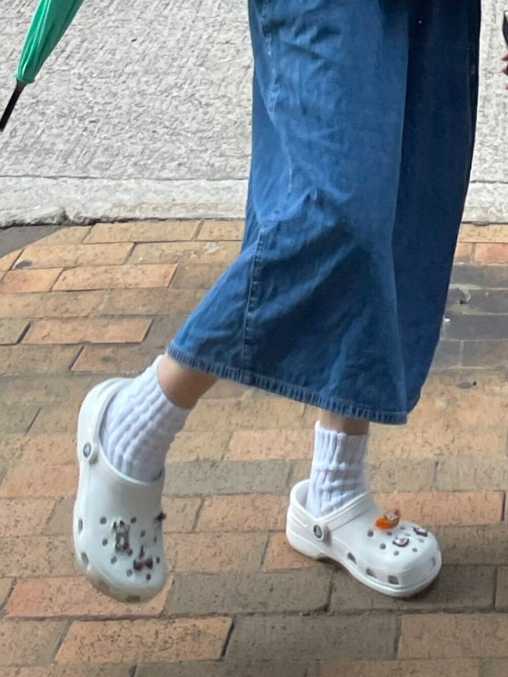 ブラック系のショルダーバッグ、ホワイト系のサンダル、ブルー系のワンピースを着用したレディースの春コーディネートの4枚目の写真