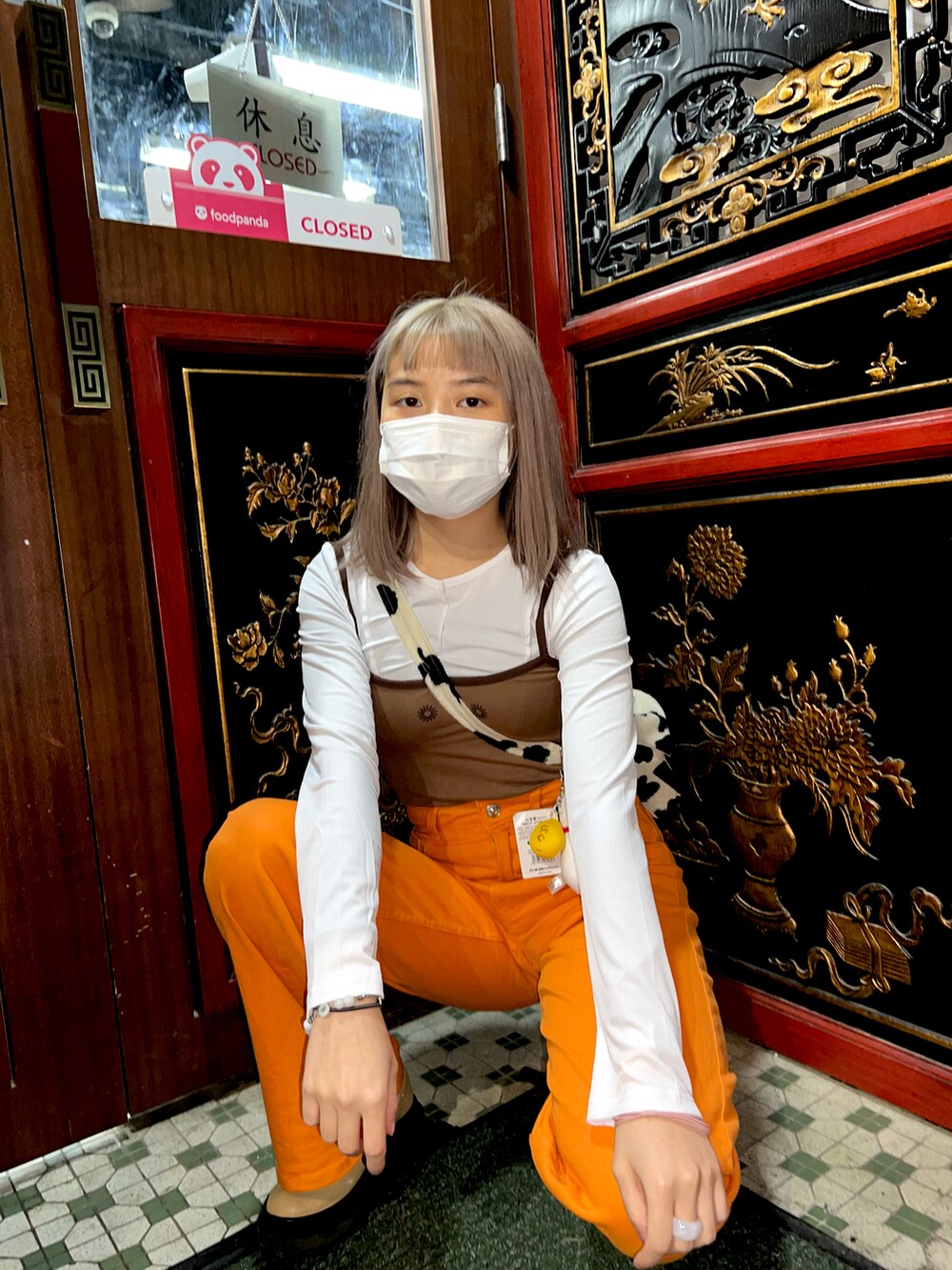 ホワイト系のトップス、オレンジ系のその他パンツ、ブラウン系のワンピース/ドレスを着用したレディースの冬コーディネートの2枚目の写真