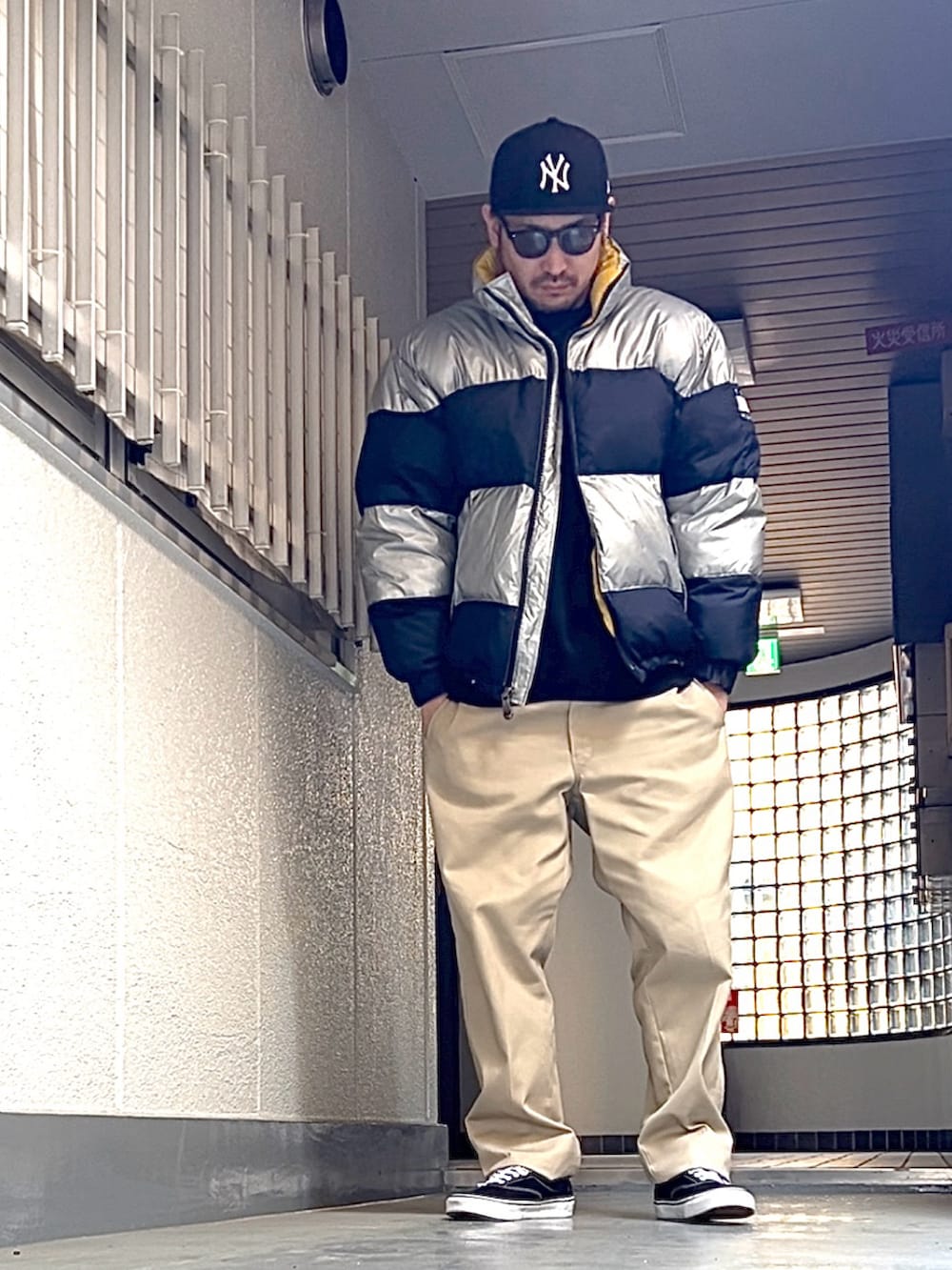 「古着MIX、ダウンジャケット、ストリートコーデ、バレルレッグジーンズ、カーゴパンツ、スケータースタイル、オーバーサイズ、韓国ファッション」｜「THRASHERのMAG LOGO SNAP BACK CAP 平ツバ キャップ/スラッシャー帽子(キャップ）（キャップ、グレー系）」を使った、たくみみみさん（メンズ・180cm）の春コーディネートの3枚目の写真