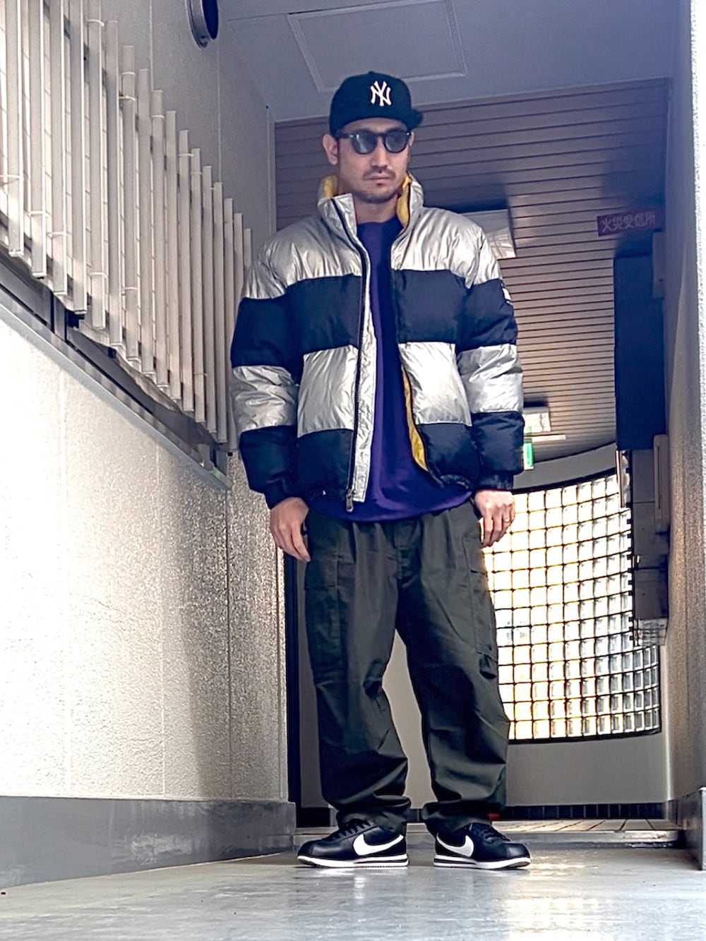 「古着MIX、ダウンジャケット、ストリートコーデ、バレルレッグジーンズ、カーゴパンツ、スケータースタイル、オーバーサイズ、韓国ファッション」｜「THRASHERのMAG LOGO SNAP BACK CAP 平ツバ キャップ/スラッシャー帽子(キャップ）（キャップ、グレー系）」を使った、たくみみみさん（メンズ・180cm）の春コーディネートの4枚目の写真