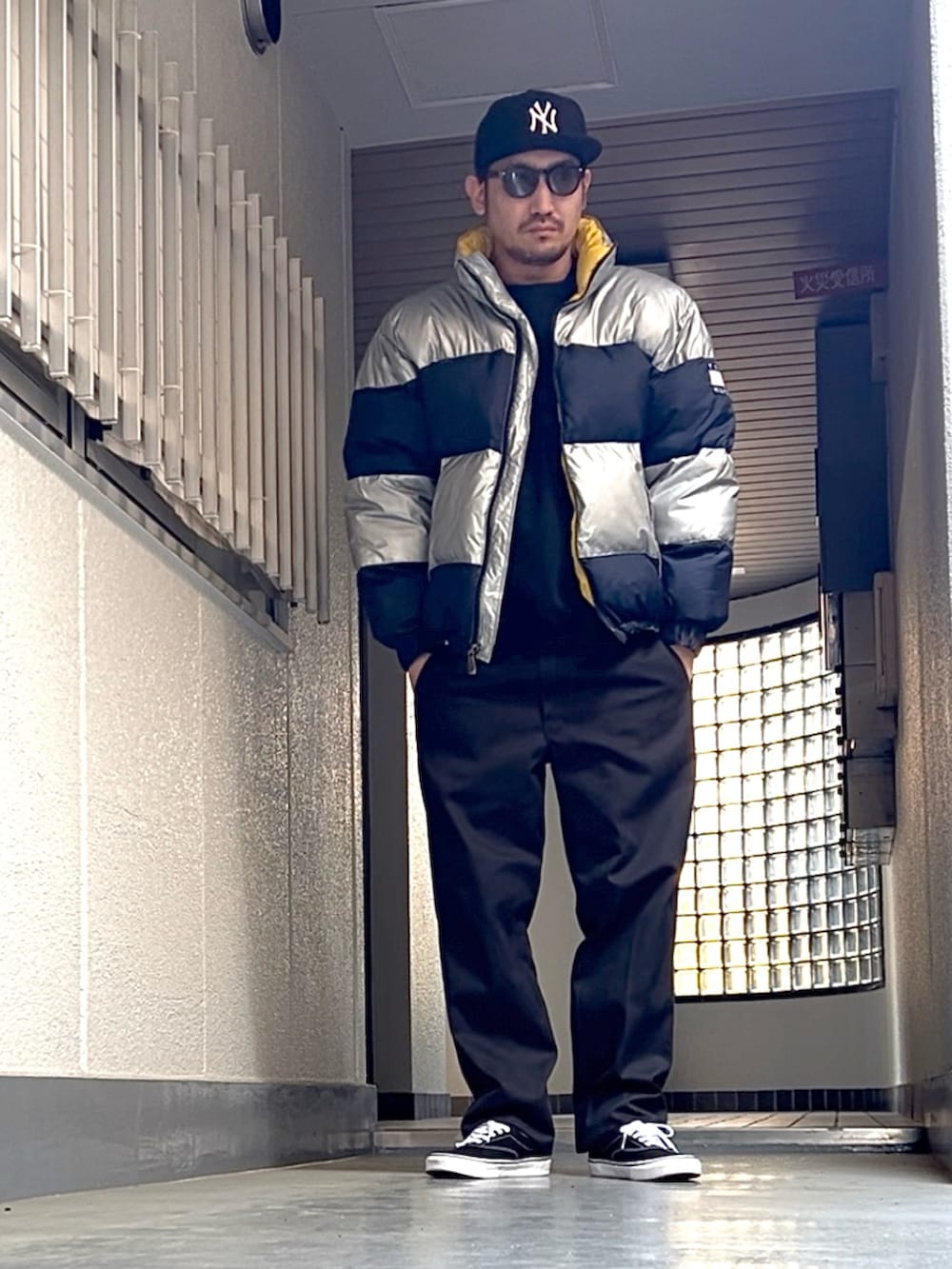 「古着MIX、ダウンジャケット、ストリートコーデ、バレルレッグジーンズ、カーゴパンツ、スケータースタイル、オーバーサイズ、韓国ファッション」｜「THRASHERのMAG LOGO SNAP BACK CAP 平ツバ キャップ/スラッシャー帽子(キャップ）（キャップ、グレー系）」を使った、たくみみみさん（メンズ・180cm）の春コーディネートの2枚目の写真