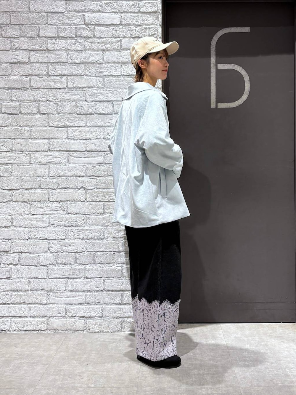 ブラック系のシャツ/ブラウス、ブルー系のブルゾン、ブラック系のデニムパンツを着用したレディースの冬コーディネートの5枚目の写真