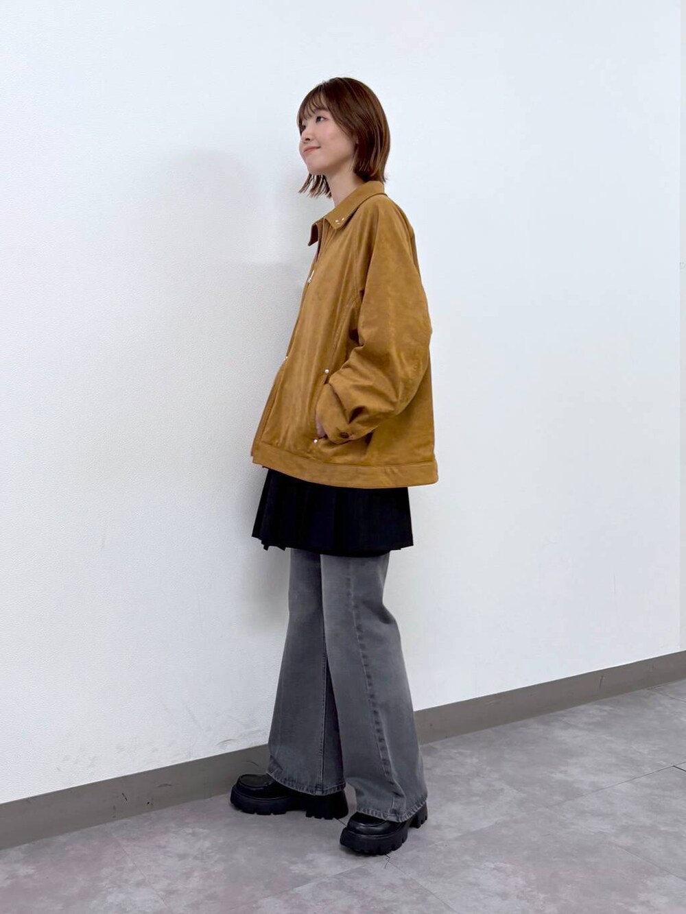 その他のローファー、グレー系のデニムパンツ、ブラウン系のブルゾンを着用したレディースの秋コーディネートの3枚目の写真