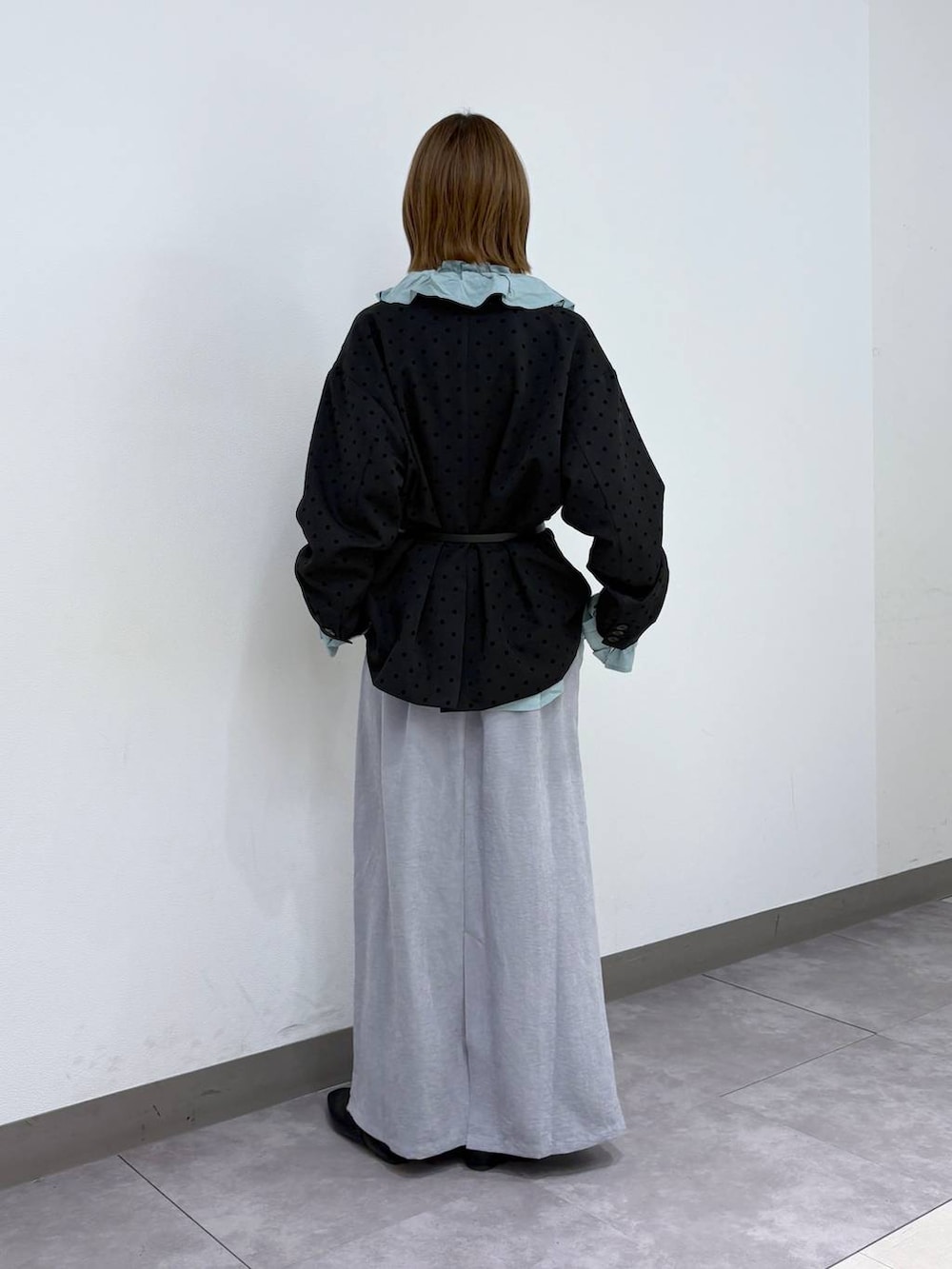 ブラック系のパンプス、その他のテーラードジャケット、グリーン系のシャツ/ブラウスを着用したレディースの春コーディネートの4枚目の写真