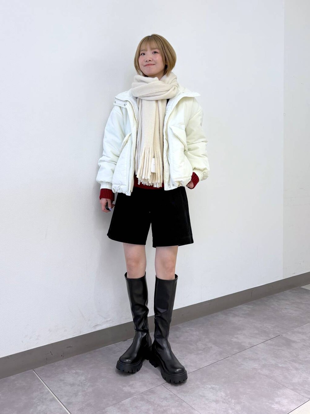ブラック系のブーツ、ブラック系のその他パンツ、レッド系のニット/セーターを着用したレディースの冬コーディネートの2枚目の写真