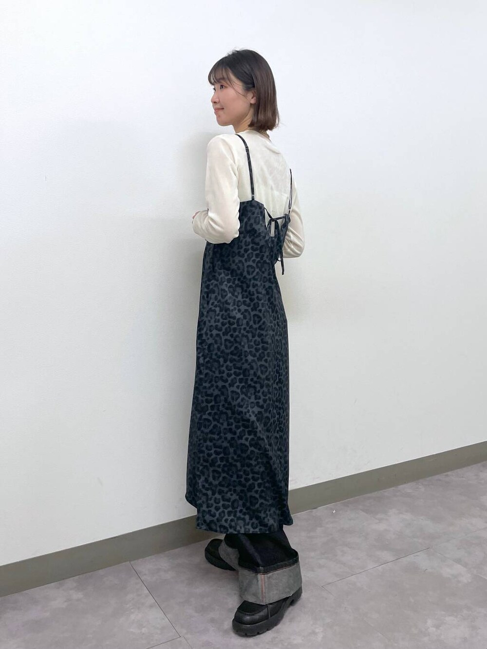 ホワイト系のキャミソール、ホワイト系のTシャツ/カットソー、ブラック系のデニムパンツを着用したレディースの冬コーディネートの4枚目の写真