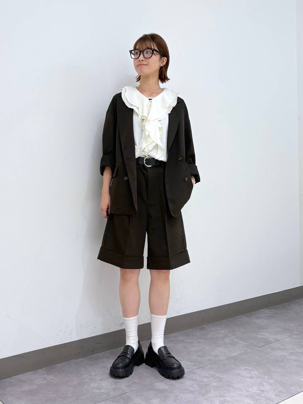 ブラック系のローファー、ホワイト系のシャツ/ブラウス、ブラウン系のスラックスを着用したレディースの夏コーディネートの7枚目の写真