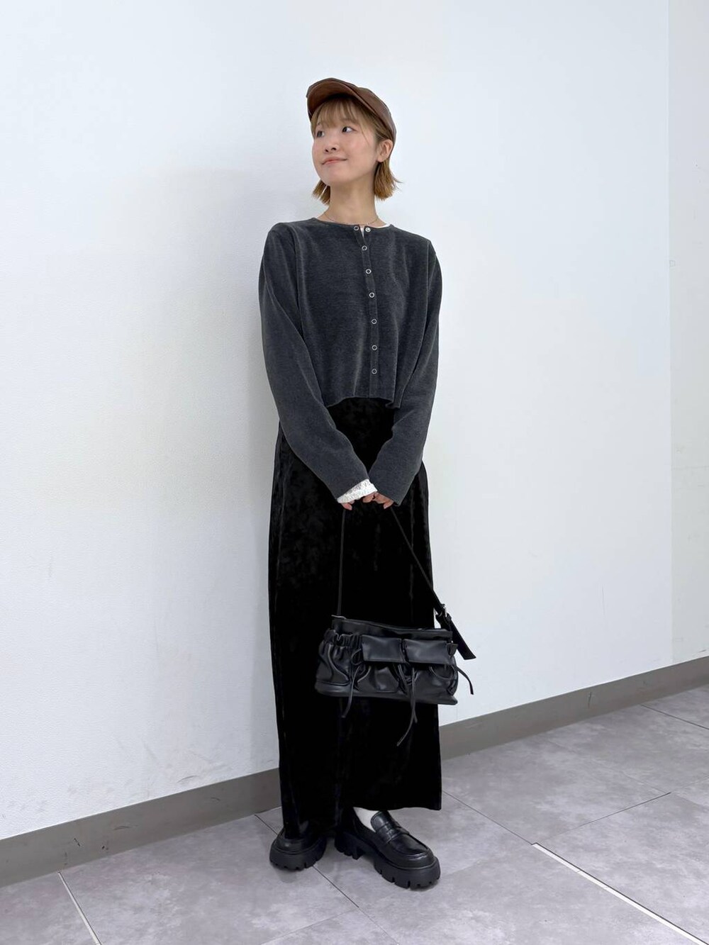 ホワイト系のTシャツ/カットソー、ブラック系のローファー、グレー系のカーディガン/ボレロを着用したレディースの秋コーディネートの5枚目の写真