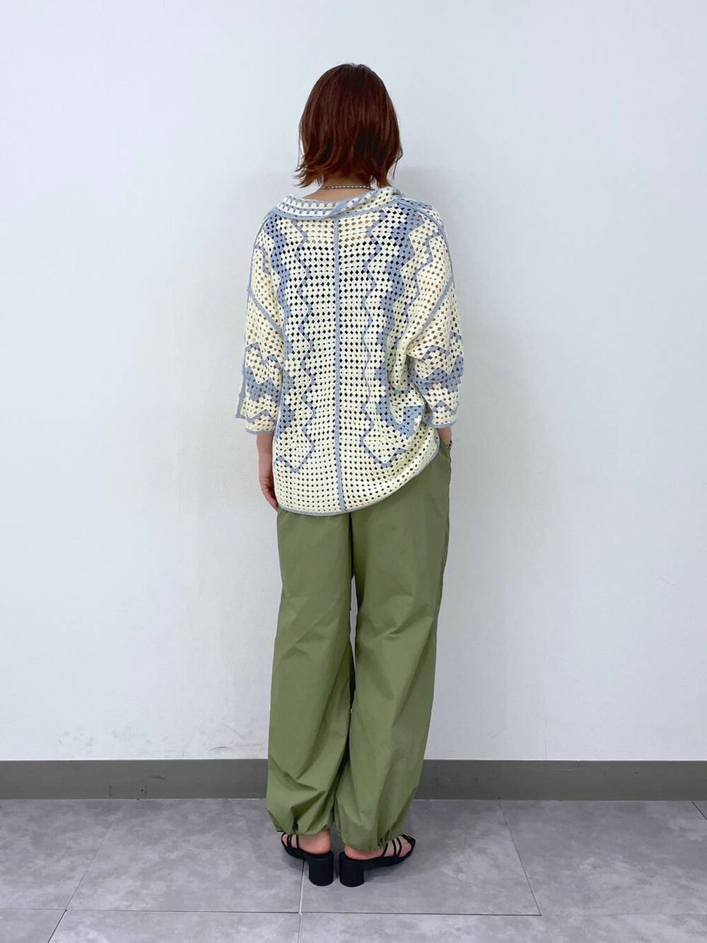 ブラック系のサンダル、ホワイト系のカーディガン/ボレロ、グリーン系のカーゴパンツを着用したレディースの夏コーディネートの3枚目の写真