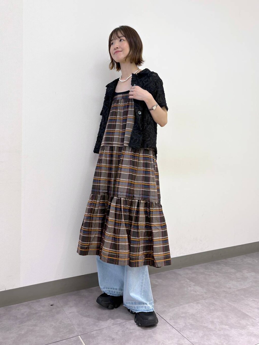 ブラック系のサンダル、ブルー系のデニムパンツ、ブラック系のシャツ/ブラウスを着用したレディースの夏コーディネートの2枚目の写真