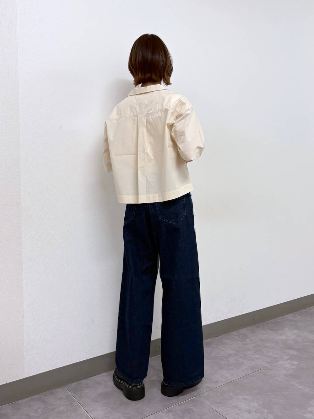 ブラック系のローファー、ブルー系のデニムパンツ、ホワイト系のシャツ/ブラウスを着用したレディースの春コーディネートの3枚目の写真