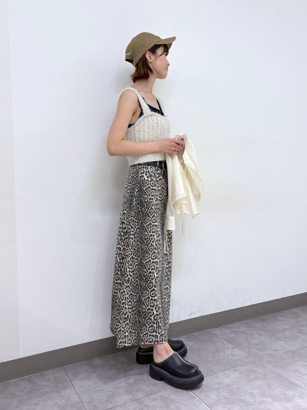 ブラック系のローファー、その他のスカート、ホワイト系のベストを着用したレディースの春コーディネートの5枚目の写真