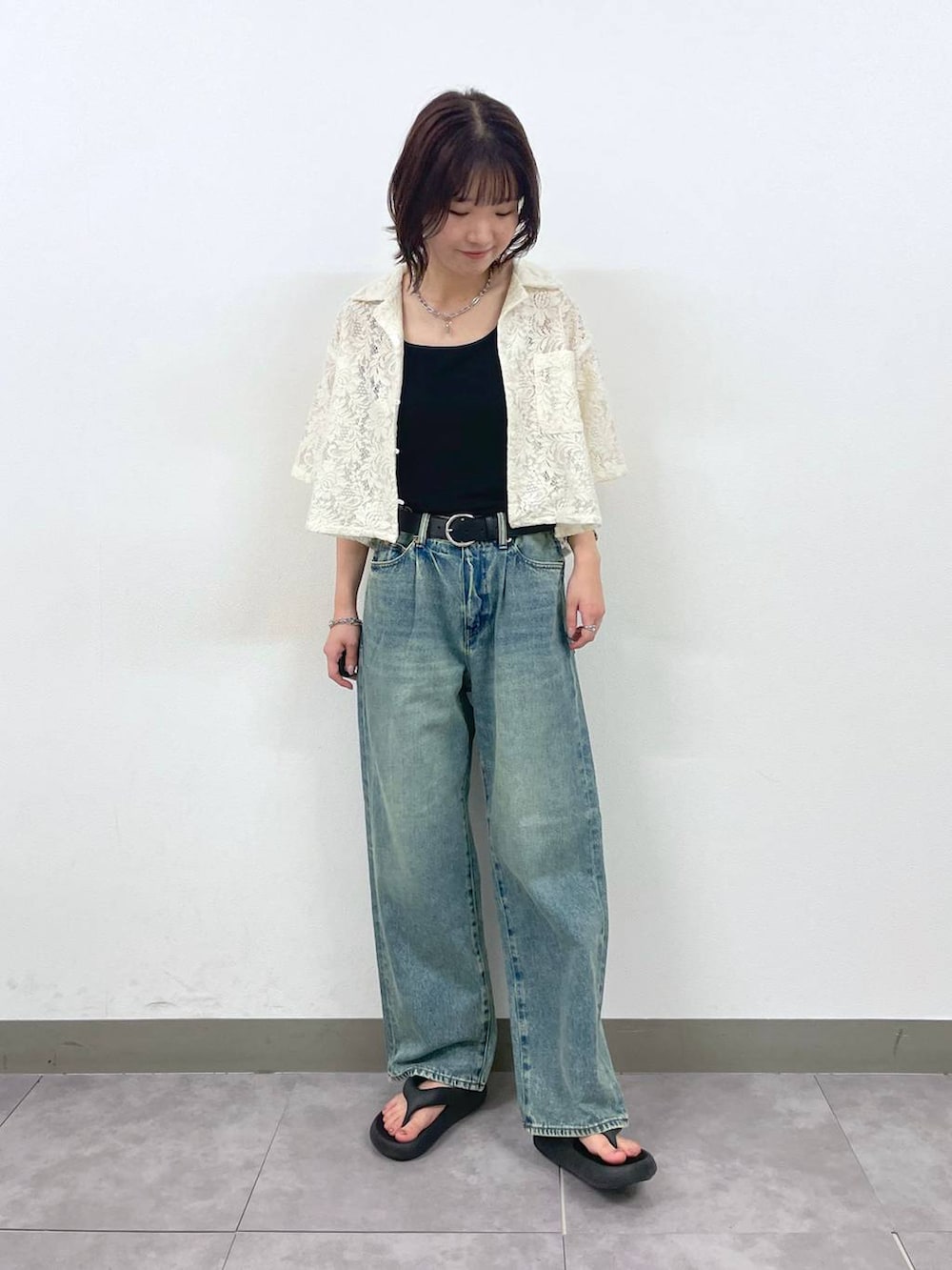 ブルー系のデニムパンツ、ホワイト系のシャツ/ブラウス、シルバー系のブレスレットを着用したレディースの夏コーディネートの4枚目の写真