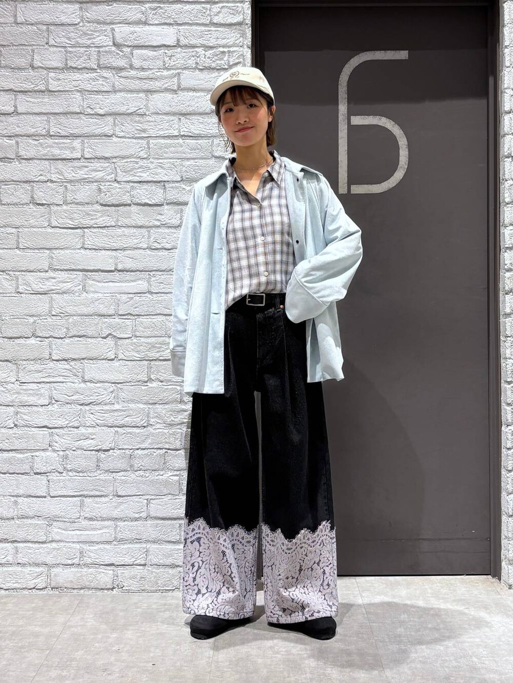 ブラック系のシャツ/ブラウス、ブルー系のブルゾン、ブラック系のデニムパンツを着用したレディースの冬コーディネートの7枚目の写真