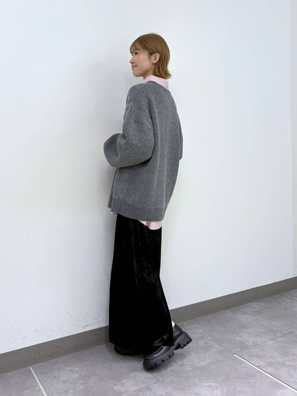 ブラック系のローファー、グレー系のニット/セーター、その他のシャツ/ブラウスを着用したレディースの秋コーディネートの4枚目の写真