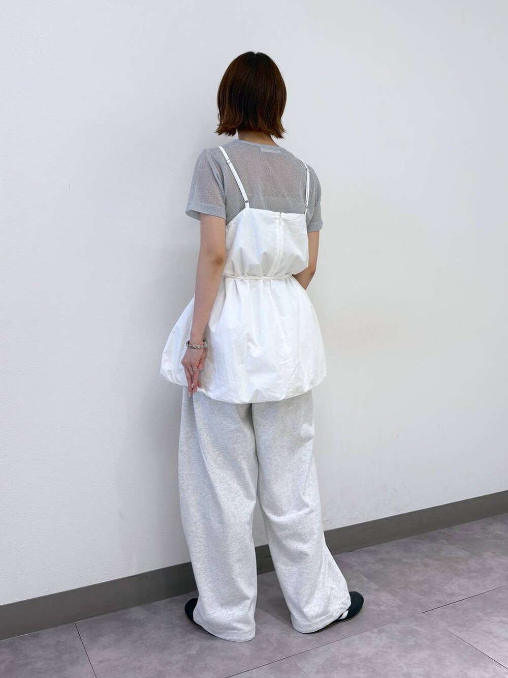 グレー系のTシャツ/カットソー、グレー系のスウェットパンツ、ホワイト系のワンピースを着用したレディースの夏コーディネートの4枚目の写真
