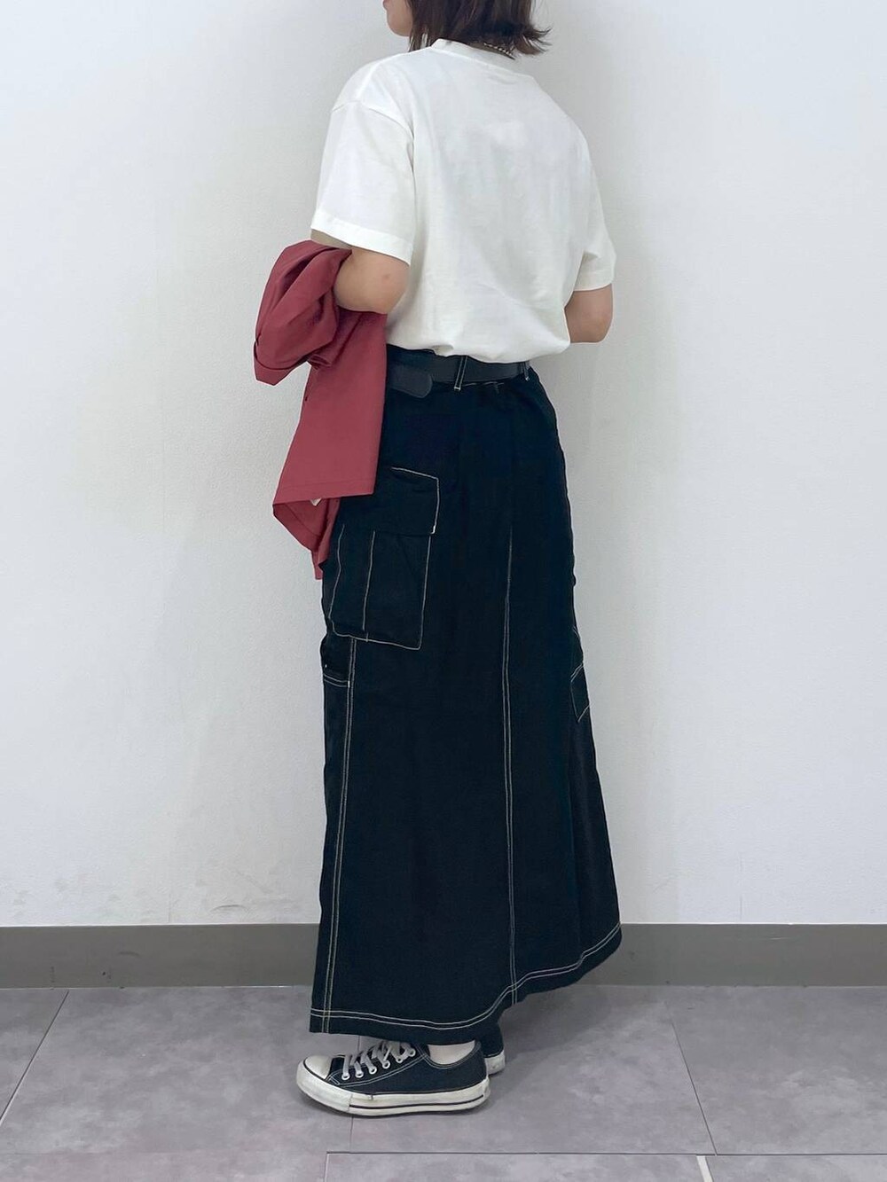 ブラック系のデニムスカート、ホワイト系のTシャツ/カットソー、レッド系のシャツ/ブラウスを着用したレディースの夏コーディネートの2枚目の写真