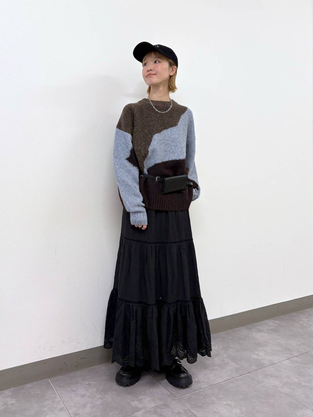 その他のローファー、ブラック系のスカート、ブラウン系のニット/セーターを着用したレディースの冬コーディネートの5枚目の写真