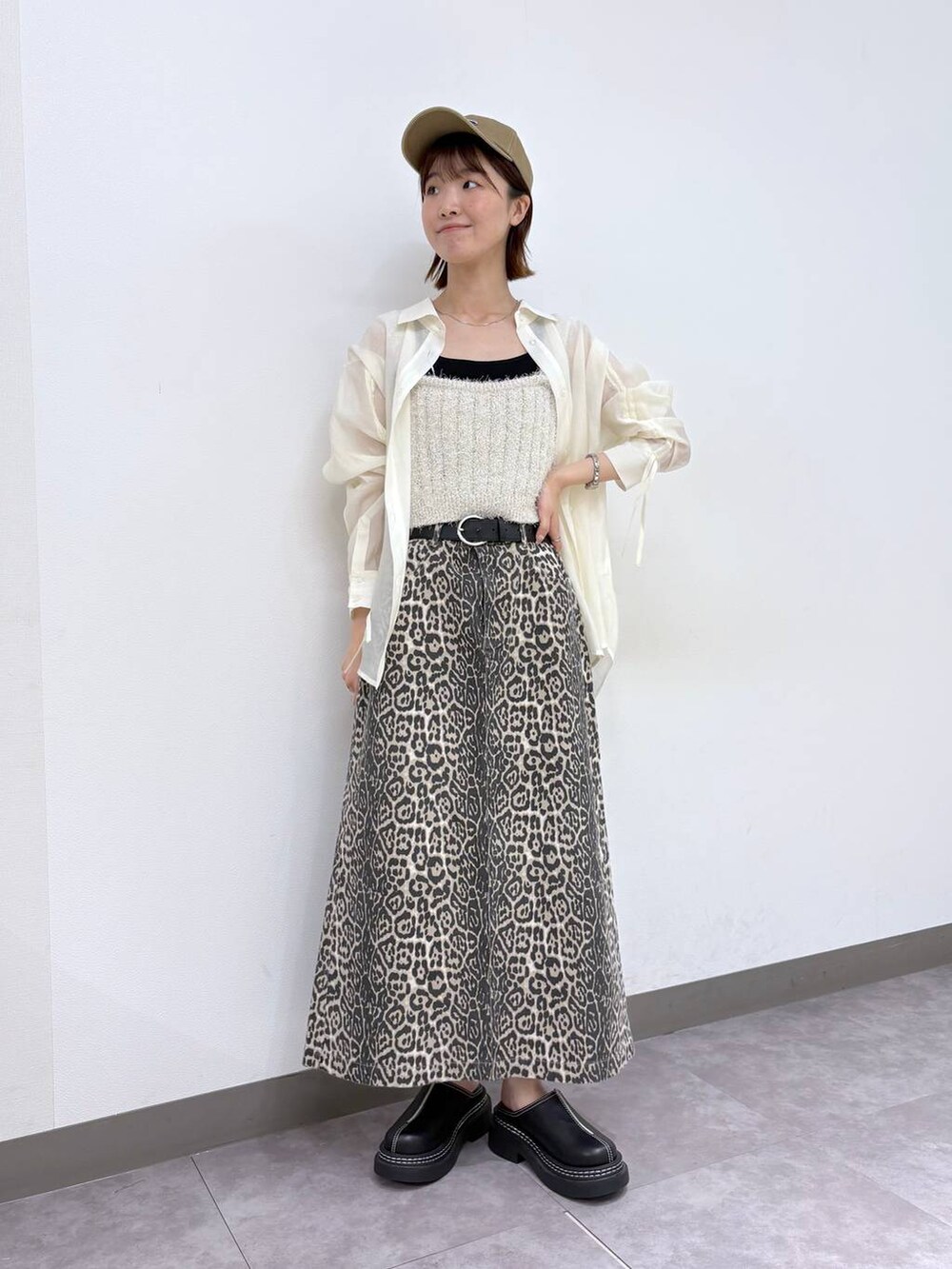 ブラック系のローファー、その他のスカート、ホワイト系のベストを着用したレディースの春コーディネートの6枚目の写真