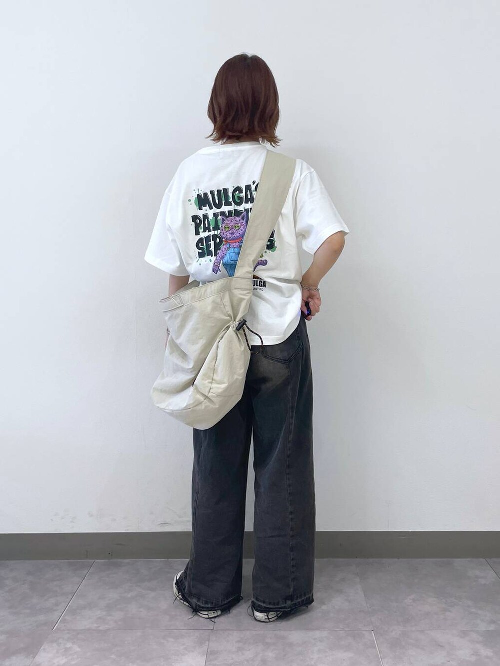 ホワイト系のショルダーバッグ、ブラック系のデニムパンツ、ホワイト系のTシャツ/カットソーを着用したレディースの夏コーディネートの3枚目の写真