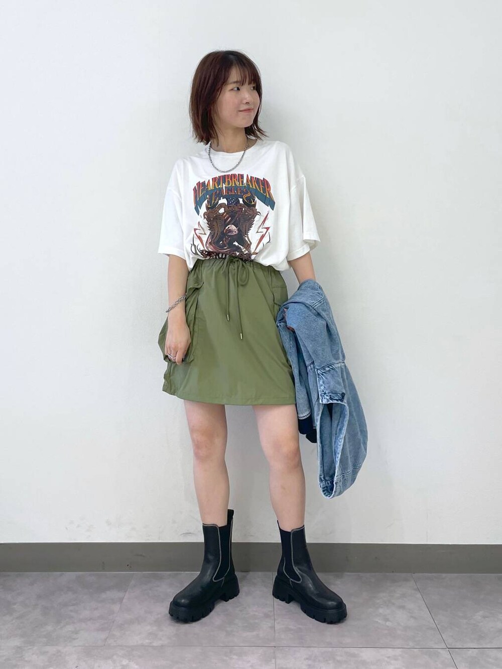 ブルー系のブルゾン、グリーン系のスカート、その他のTシャツ/カットソーを着用したレディースの夏コーディネートの5枚目の写真