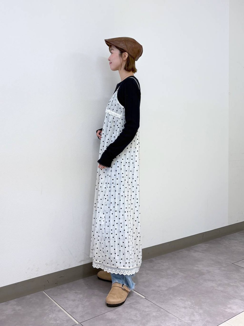 ホワイト系のワンピース、ブルー系のニット/セーター、ベージュ系のモカシン/デッキシューズを着用したレディースの冬コーディネートの3枚目の写真