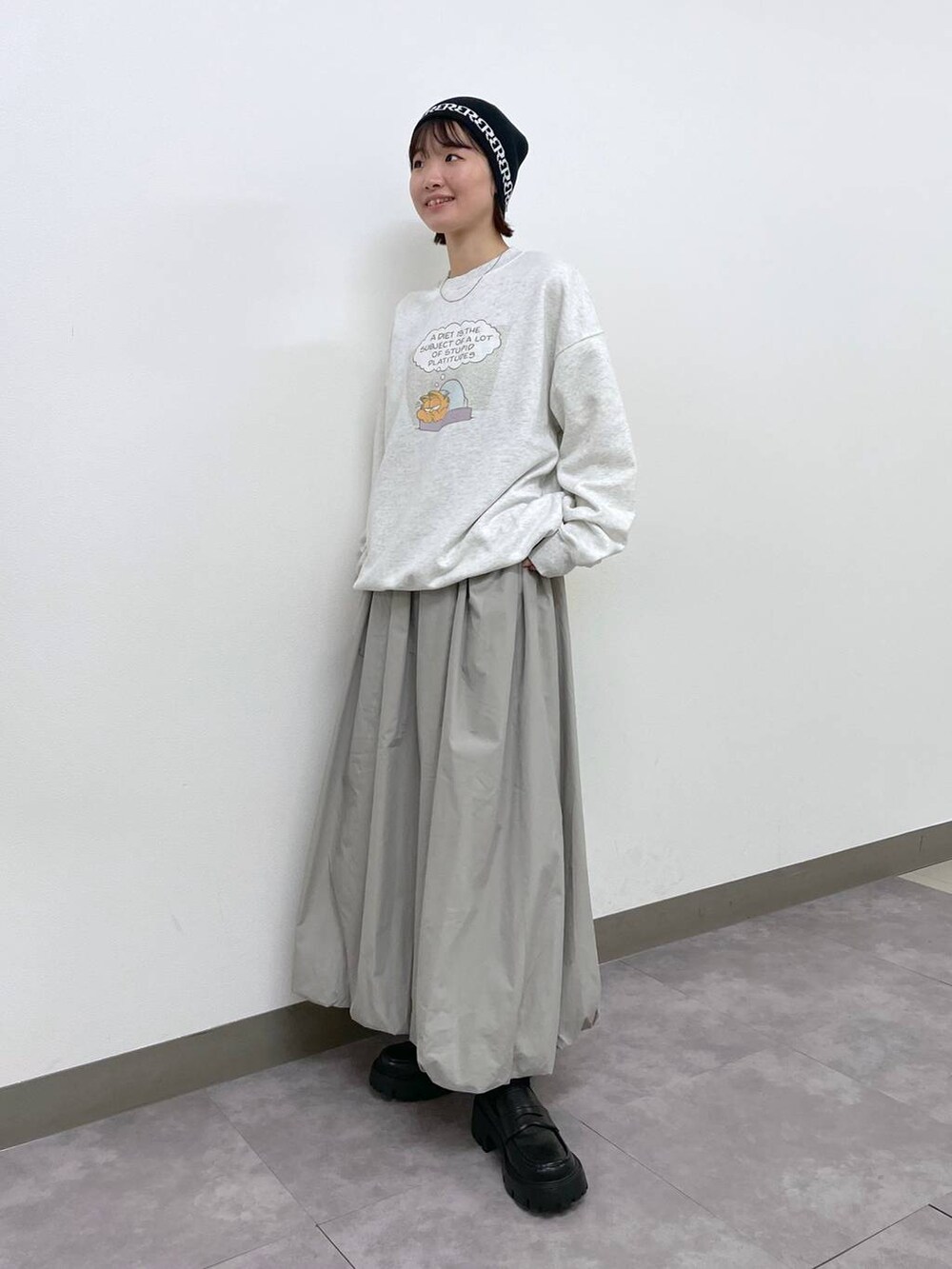 ブラック系のローファー、グレー系のスカート、ホワイト系のスウェットを着用したレディースの冬コーディネートの5枚目の写真