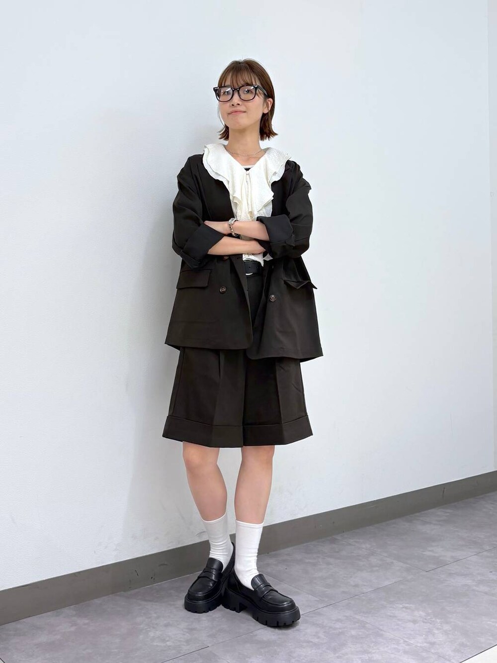 ブラック系のローファー、ホワイト系のシャツ/ブラウス、ブラウン系のスラックスを着用したレディースの夏コーディネートの6枚目の写真