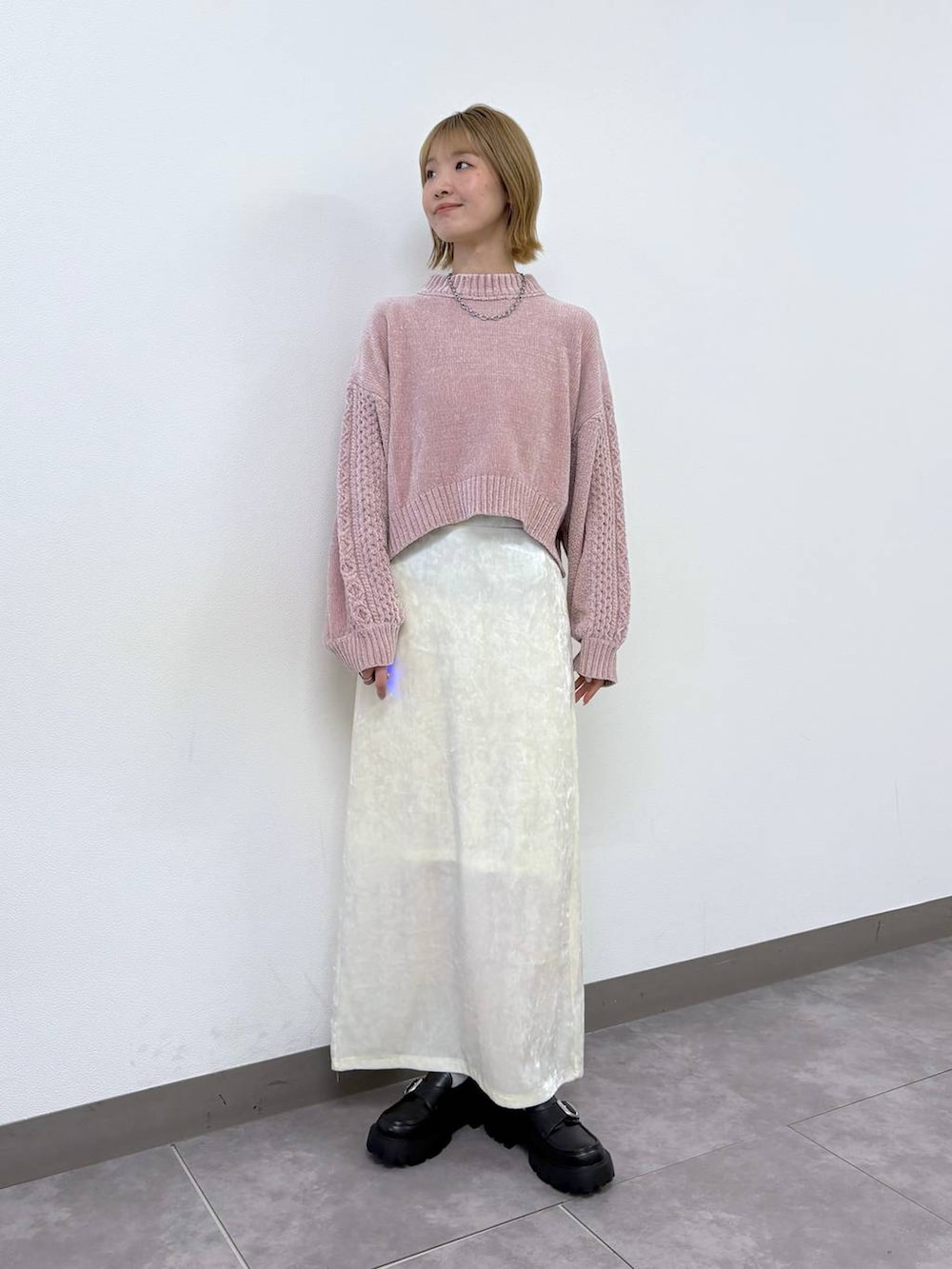 ピンク系のニット/セーター、その他のローファー、ブラック系のブルゾンを着用したレディースの冬コーディネートの4枚目の写真