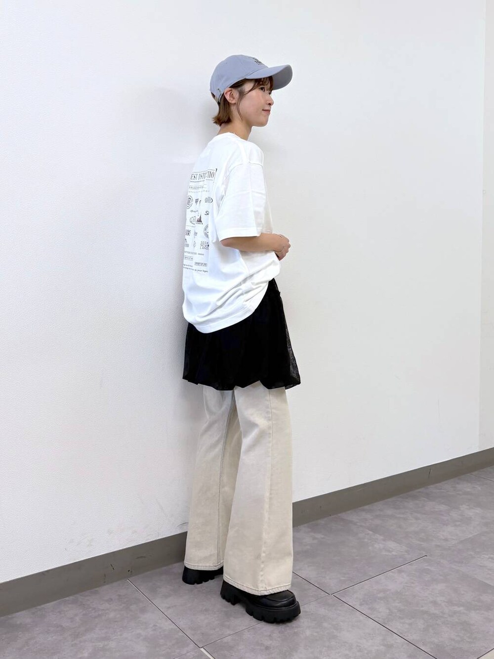 その他のローファー、ホワイト系のデニムパンツ、ブラック系のスカートを着用したレディースの夏コーディネートの5枚目の写真