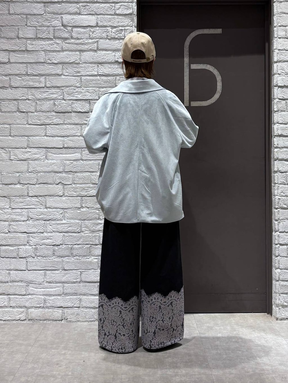 ブラック系のシャツ/ブラウス、ブルー系のブルゾン、ブラック系のデニムパンツを着用したレディースの冬コーディネートの4枚目の写真