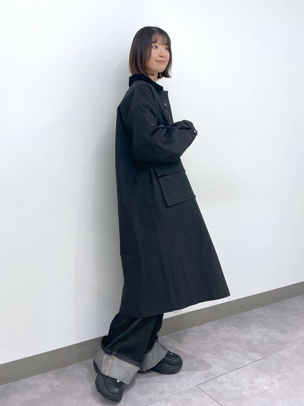 「ベーシック/シンプル、カジュアル、着痩せ・細見え、骨格ウェーブ、高身長、RAGEBLUE、大人カジュアル、コート、アウター、春コーデ、春アウター、モード、モノトーン、ワントーン、トレンチコート」｜「LOWRYS FARMのステンレスデザインネックレス　 136325（ネックレス、シルバー系）」を使った、nanamiさん（レディース・164cm）の春コーディネートの6枚目の写真