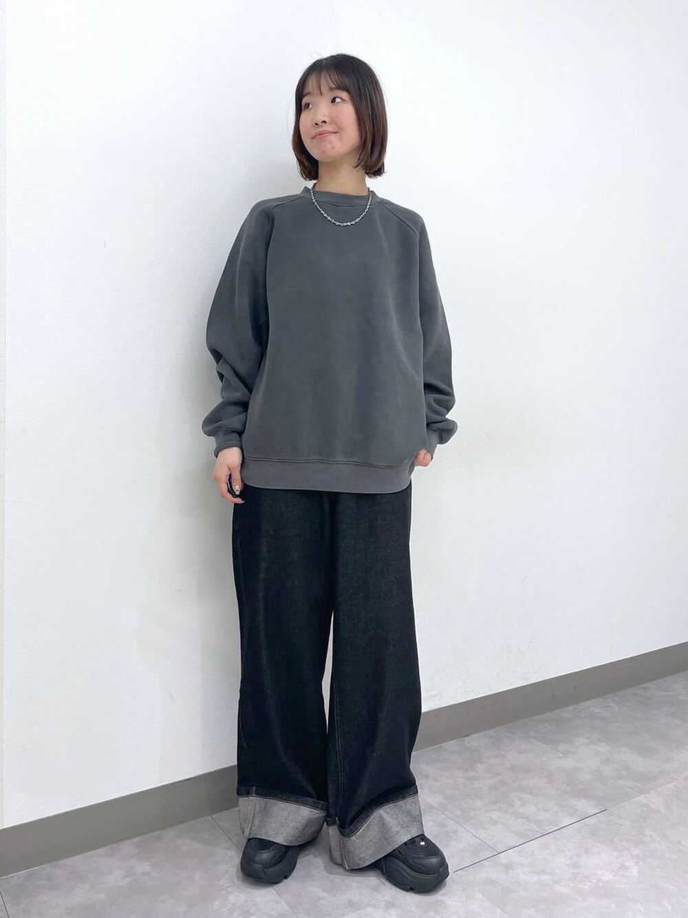 「ベーシック/シンプル、カジュアル、着痩せ・細見え、骨格ウェーブ、高身長、RAGEBLUE、大人カジュアル、コート、アウター、春コーデ、春アウター、モード、モノトーン、ワントーン、トレンチコート」｜「LOWRYS FARMのステンレスデザインネックレス　 136325（ネックレス、シルバー系）」を使った、nanamiさん（レディース・164cm）の春コーディネートの4枚目の写真