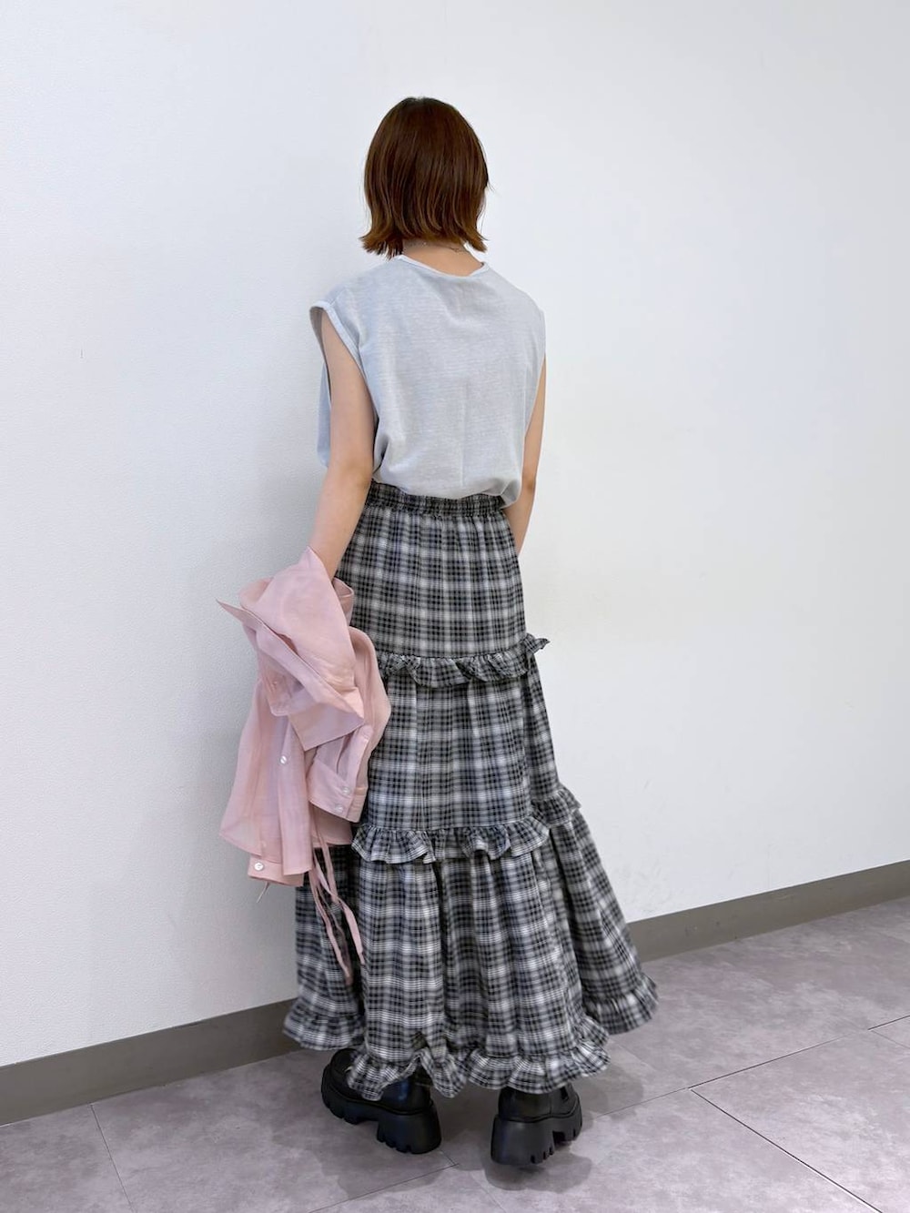 ピンク系のシャツ/ブラウス、ブラック系のスカート、グレー系のTシャツ/カットソーを着用したレディースの夏コーディネートの3枚目の写真