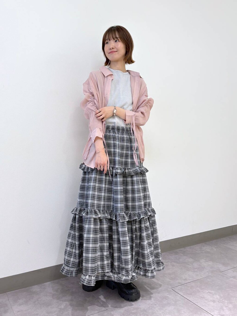 ピンク系のシャツ/ブラウス、ブラック系のスカート、グレー系のTシャツ/カットソーを着用したレディースの夏コーディネートの5枚目の写真